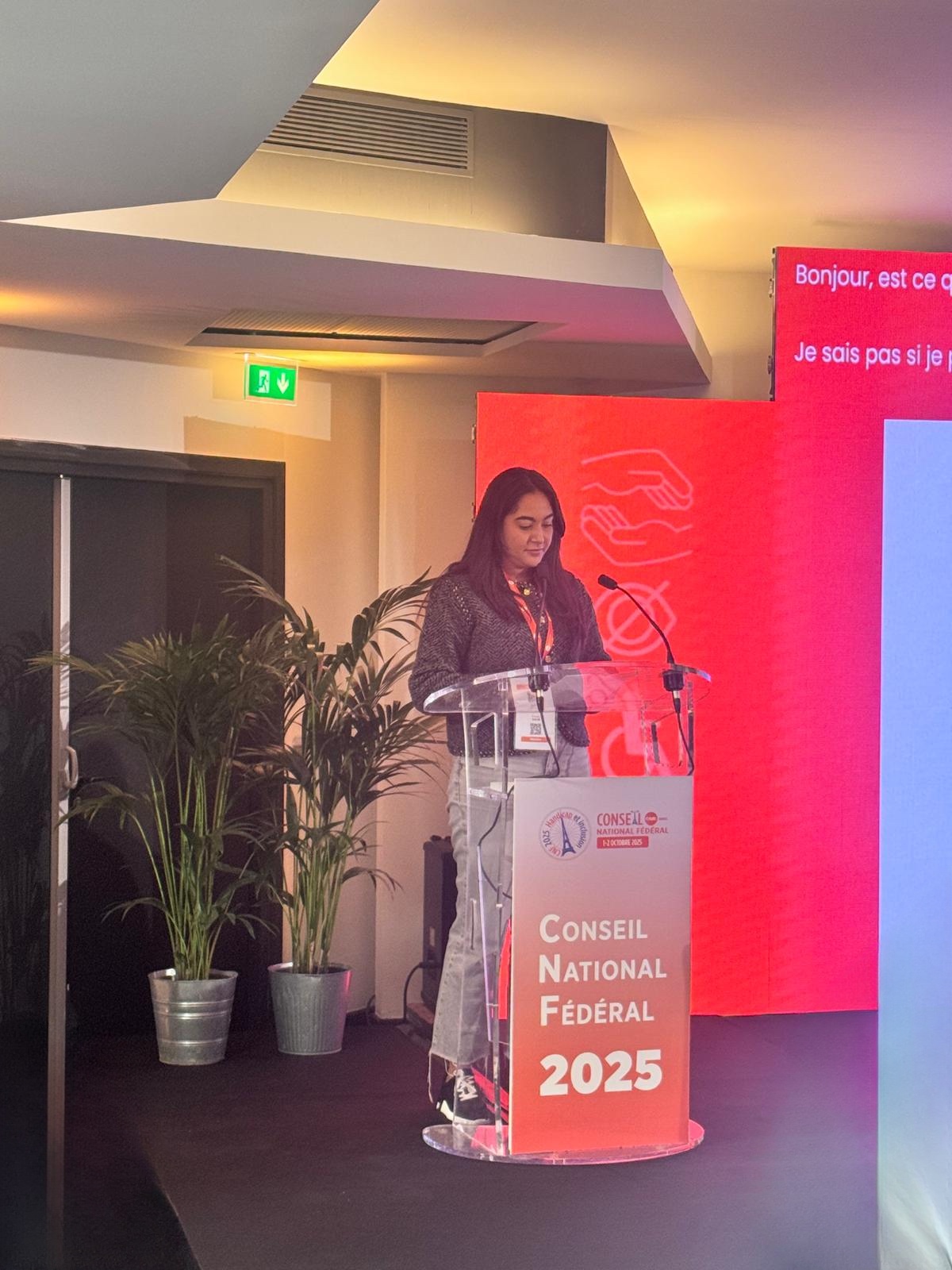 Manal Salim au micro